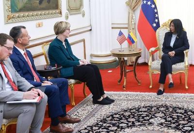 Presidente interina da Venezuela recebe enviada dos EUA em retomada do diálogo com Washington