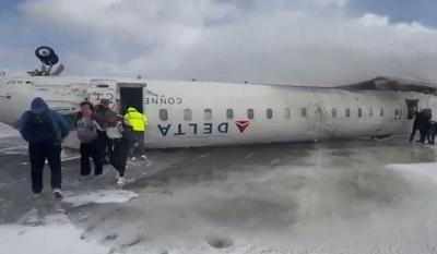 Vídeo mostra avião capotando após pouso no aeroporto de Toronto