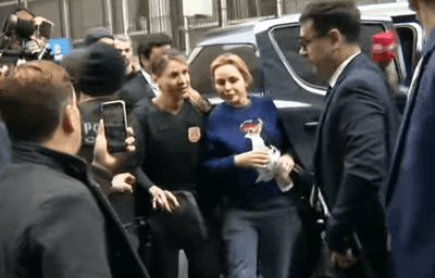 VÍDEO: veja momento em que Deolane Bezerra chega à delegacia em SP