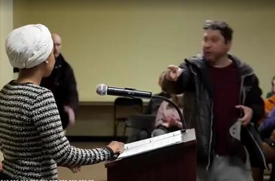 VÍDEO: Deputada opositora de Trump é atacada com líquido durante comício em Minnesota 