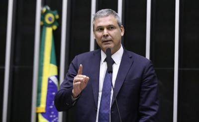 Lindbergh pede investigação de Jair e Flávio Bolsonaro por suposta articulação com Trump