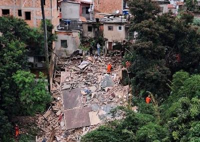 Desabamento de casa em Belo Horizonte deixa três mortos