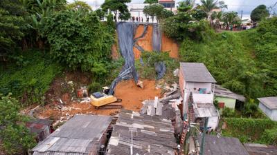 Corpos de pai e filha são resgatados após deslizamento de terra em Manaus