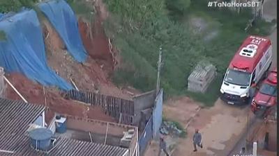 Deslizamento de terra soterra duas pessoas em Jandira, na Grande SP