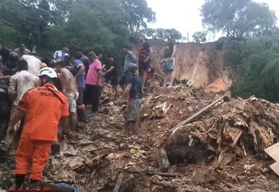 Líder comunitária morre soterrada ao tentar salvar amigo em Manaus