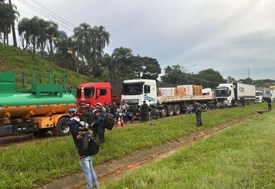 Deslizamento de terra na Régis Bittencourt: faixa da esquerda é liberada; há 34 kms de congestionamento
