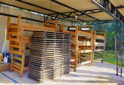 Detentos fabricam camas de madeira para as vítimas das enchentes no Rio Grande do Sul