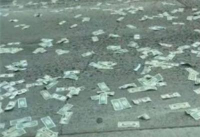 Chuva de dinheiro em rodovia americana após porta de carro forte se abrir