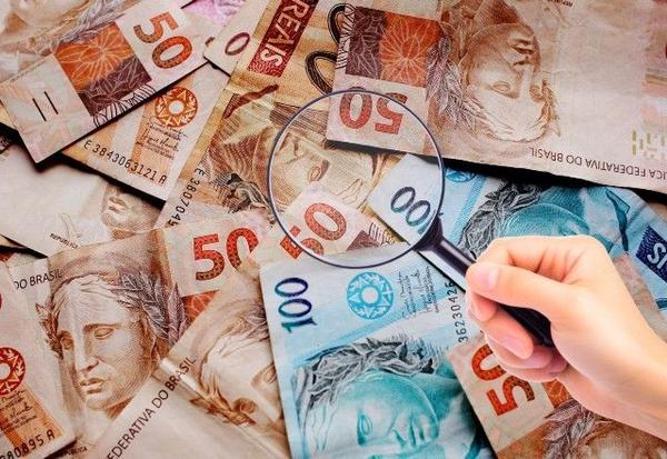 Imagem da notícia: O dinheiro que some antes do fim do mês acende alerta na economia brasileira