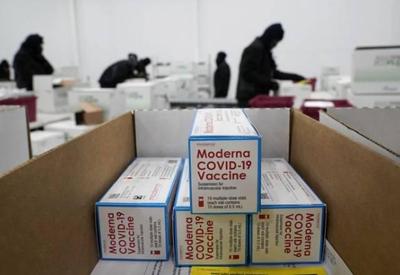 Funcionário é demitido por deixar vacinas contra covid-19 fora de refrigeração