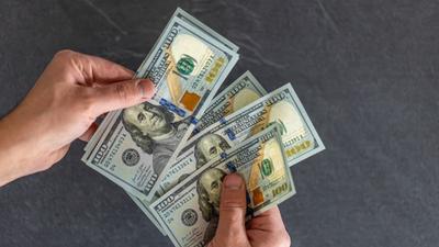 Dólar cai 4,5% e fica abaixo de R$ 5 após eleição