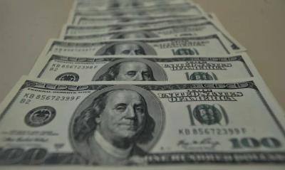 Dólar fecha em alta de 1,43%, e chega aos R$ 5,73, maior valor desde 2021 