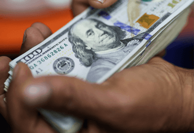 Dólar oscila após queda com discurso de Powell e impasse comercial entre Brasil e EUA