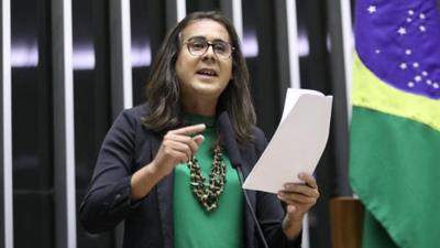 Deputada do PDT também tem gênero alterado no visto americano 