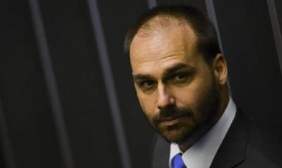 Alexandre de Moraes bloqueia contas bancárias e bens de Eduardo Bolsonaro