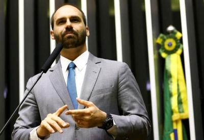 Após depor à PF, Lindbergh diz que Eduardo Bolsonaro faz "depredação simbólica" do STF nos EUA