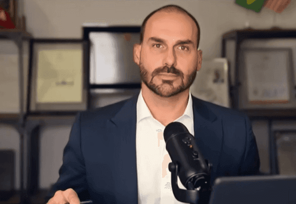 Imagem da notícia: Projeto de 2025 que suavizou Ficha Limpa deve livrar Eduardo Bolsonaro da inelegibilidade caso perca cargo na PF