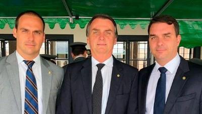 Filhos de Bolsonaro acreditam em novas sanções dos EUA e chamam julgamento no STF de "teatro armado"