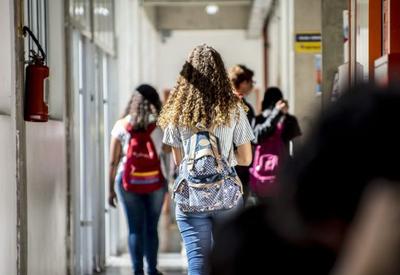 Programa Pé-de-Meia começa a pagar hoje auxílio de R$ 200 a estudantes do Ensino Médio