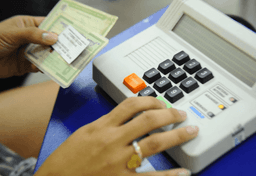 Imagem da notícia Mais de 800 mil brasileiros no exterior podem votar em 2026; veja como tirar ou regularizar o título