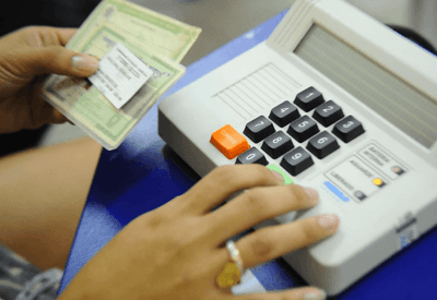 Mais de 800 mil brasileiros no exterior podem votar em 2026; veja como tirar ou regularizar o título