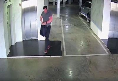 Vídeo mostra suspeito de matar gari guardando arma em mochila após o crime