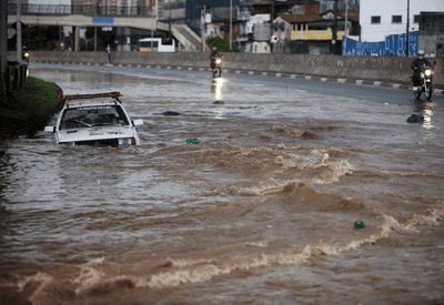 Enchentes recorrentes no verão reacendem alerta para leptospirose