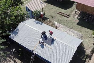 Universitários levam energia solar e internet a comunidade isolada na Amazônia peruana