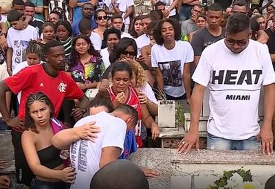 Corpos de jovens que morreram em acidente de ônibus são enterrados no Rio