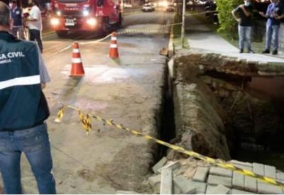 Peritos vão dizer se havia rachadura subterrânea em calçada que caiu em SC