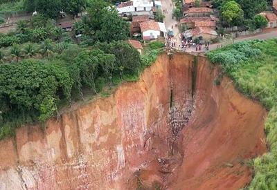 Crateras de até 70 metros de profundidade ameaçam engolir casas no Maranhão