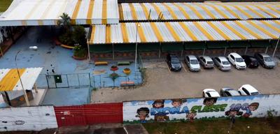 Menino com síndrome de Down sai sozinho de escola no DF e é encontrado em supermercado