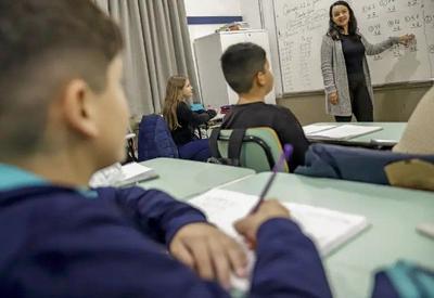 Proibição de celulares nas escolas melhora foco e aprendizagem, dizem estudantes