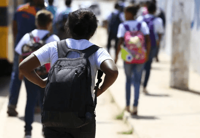Menos da metade das escolas públicas brasileiras têm tratamento de esgoto