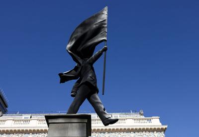 Banksy instala nova estátua em Londres e gera debate sobre "patriotismo cego"