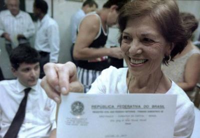 Familiares de 102 mortos pela ditadura militar recebem certidões de óbito retificadas nesta quarta (8)