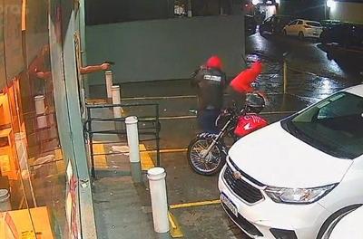 Vídeo mostra PM atirando pelas costas e matando sobrinho do rapper Eduardo Taddeo em SP