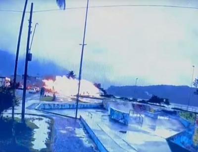 Veja momento em que avião explode ao atravessar pista em Ubatuba, no litoral de SP