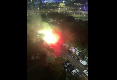 Carro explode na Praça dos Três Poderes; um corpo foi encontrado no local