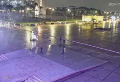 Vídeo: câmera de segurança mostra momento de explosões em frente ao STF, em Brasília
