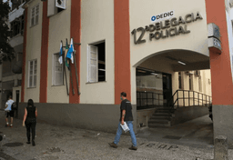 Imagem da notícia Adolescente suspeito de estupro coletivo em Copacabana se entrega à polícia