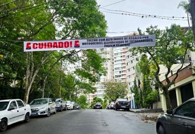 Moradores penduram faixas contra assaltos em bairro nobre de São Paulo
