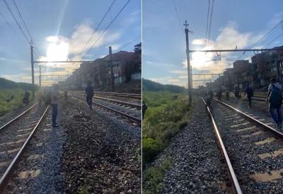 Falha na Linha 8-Diamante da ViaMobilidade faz passageiros caminharem sobre trilhos em SP