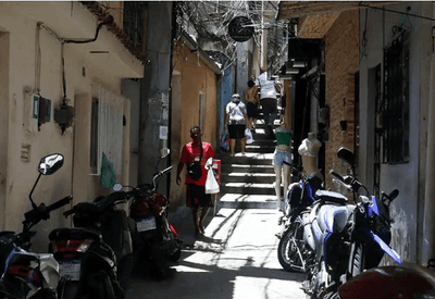 Quase 20% dos moradores de favelas no Brasil vivem em ruas sem acesso a carros e ônibus