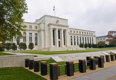 Banco Central dos EUA mantém taxa de juros na faixa de 5,25% a 5,50% ao ano