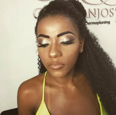 Jovem é morta a facadas por ex-namorado após ser atraída por falso encontro marcado pela internet