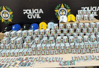 Polícia no RJ apreende 200 mil figurinhas falsas do álbum da Copa de 2026