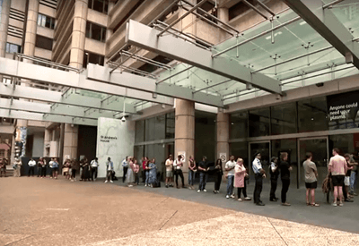 Após tiroteio, moradores enfrentam filas de até duas horas para doar sangue em Sydney