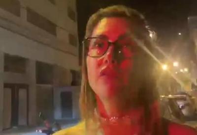 Mulher estaciona no meio da rua e pede para PMs retirarem viatura