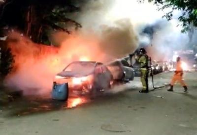 Criminosos metralham e ateiam fogo em carros em Salvador